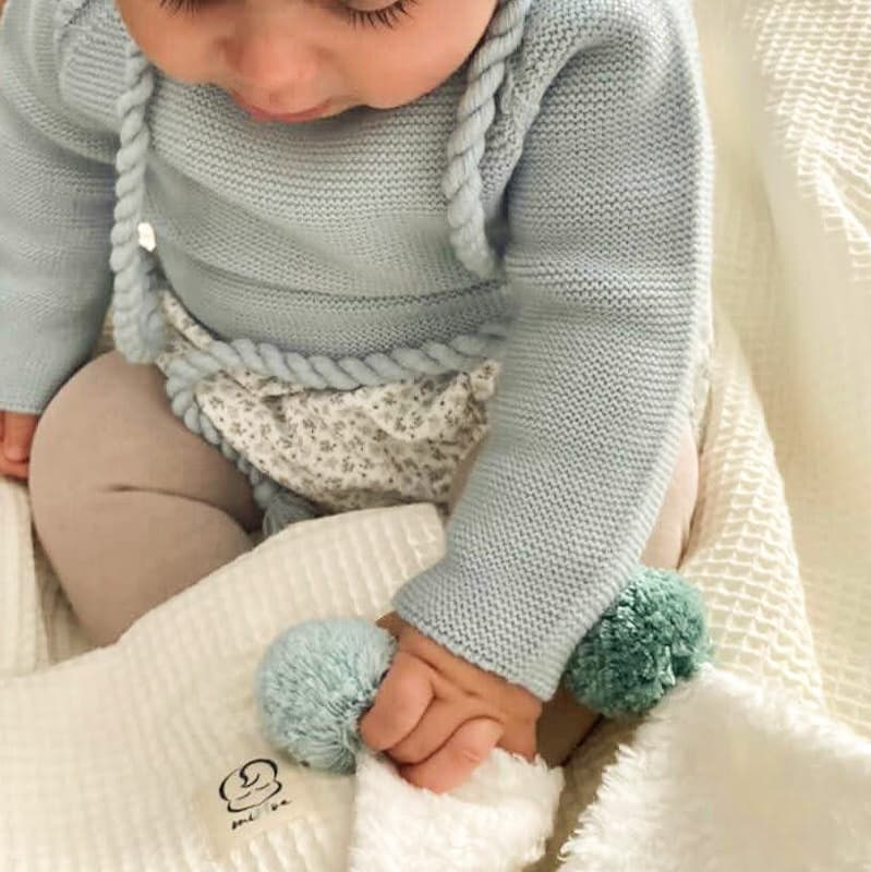 arrullos-bebe-bebe-con-manta-de-invierno
