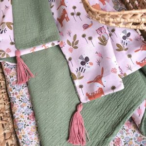 arrullo-bebe-borlas-primavera-bosque-verde