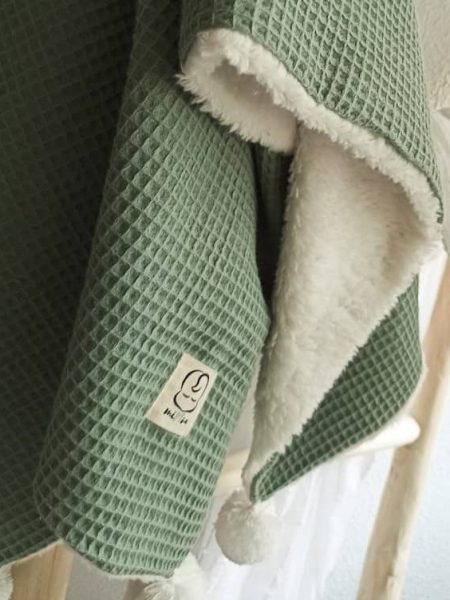 arrullo-bebe-hecho-a-mano-manta-verde