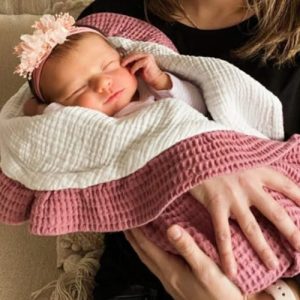 arrullo-recien-nacido-bebe-en-brazos-arrullo-rosa