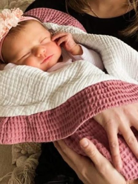 arrullo-recien-nacido-bebe-en-brazos-arrullo-rosa
