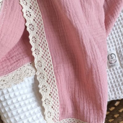 arrullos-bebe-muselina-rosa-encaje