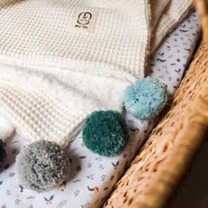 manta-arrullo-bebe-invierno- manta-pompones-azules